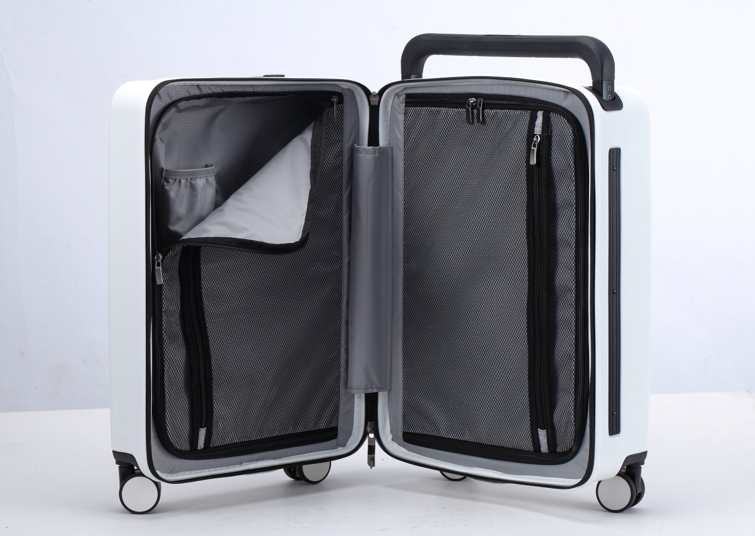 20インチ幅のトロリー荷物機内持ち込み用ケース、USB充電器付き